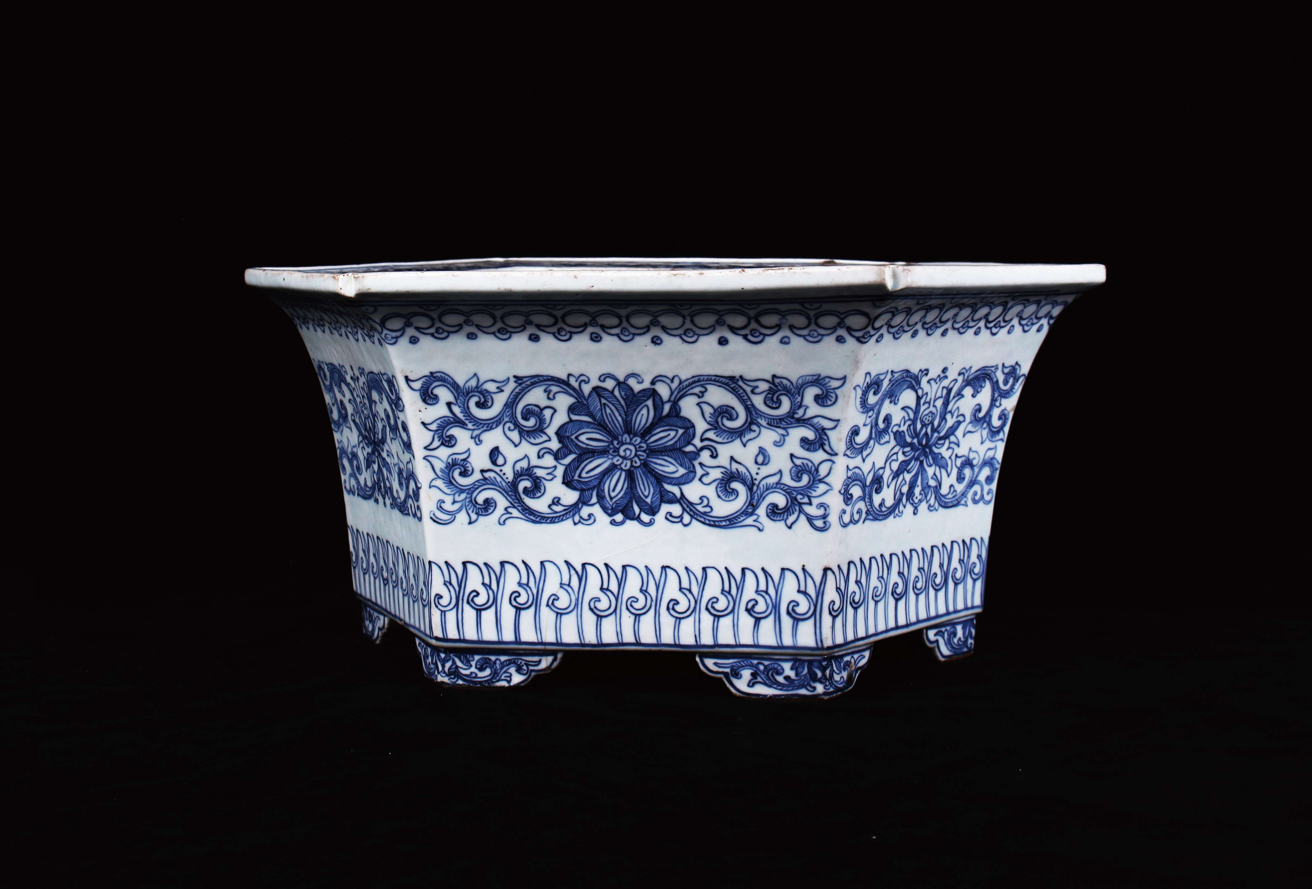 101 青花淡描缠枝纹六角花盆  41×31×18.5cm RMB：1000元